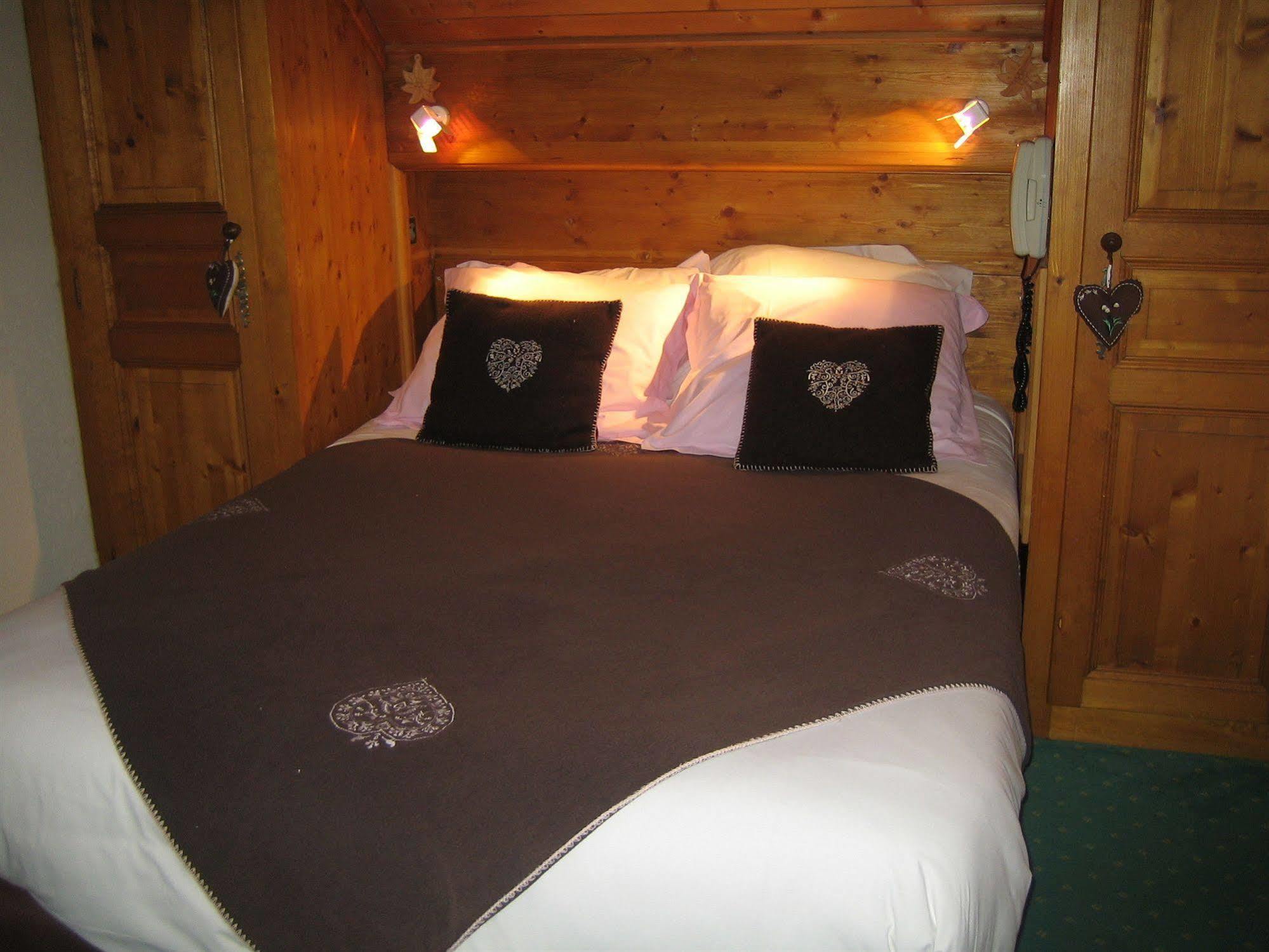 Chalet Hotel Regina เลส์เฌต์ ภายนอก รูปภาพ